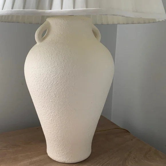 Table lamp with handles traditional classic elegant off white ceramic - Picture 5 of 7